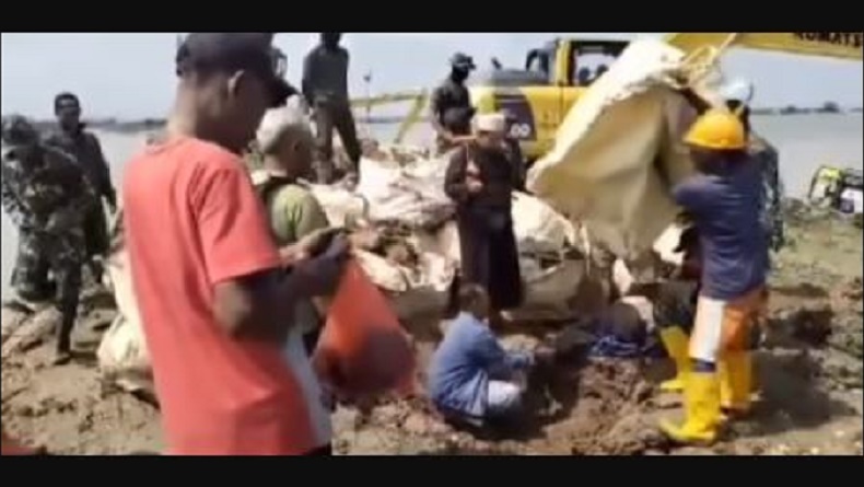 title Viral Video Ritual Wedhus Kendit di Demak, Warga Sembelih Kambing di Lokasi Tanggul Jebol Viral Video Ritual Wedhus Kendit di Demak, Warga Sembelih Kambing di Lokasi Tanggul Jebol