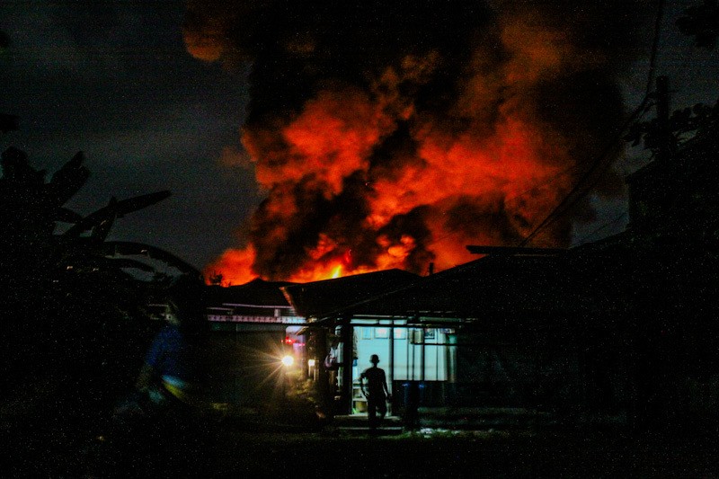 Damkar Berjibaku Padamkan Kebakaran Gudang Logistik di Jakbar - Bagian 5