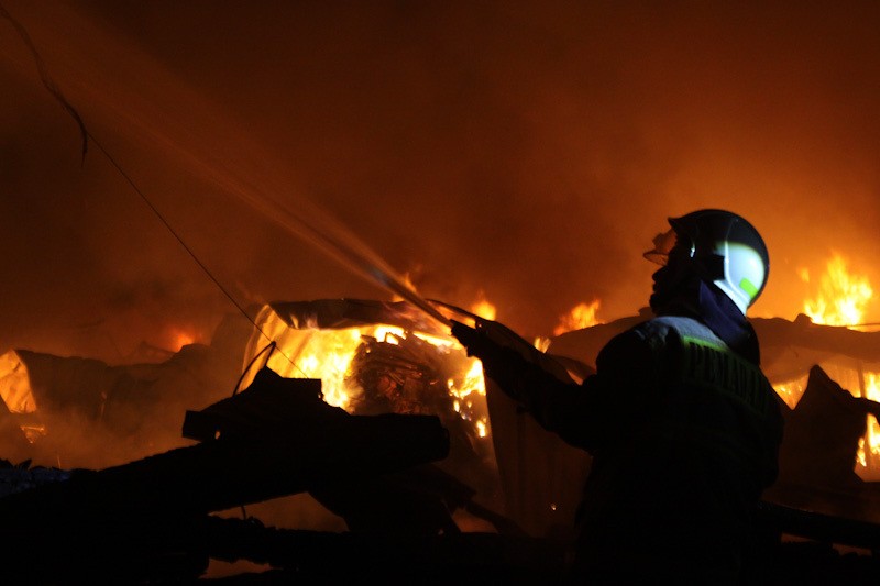 Damkar Berjibaku Padamkan Kebakaran Gudang Logistik di Jakbar - Bagian 3