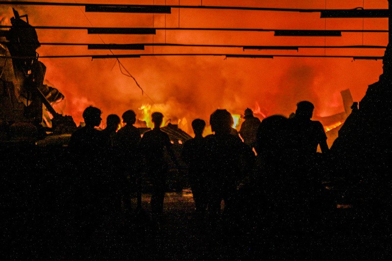 Damkar Berjibaku Padamkan Kebakaran Gudang Logistik di Jakbar - Bagian 6