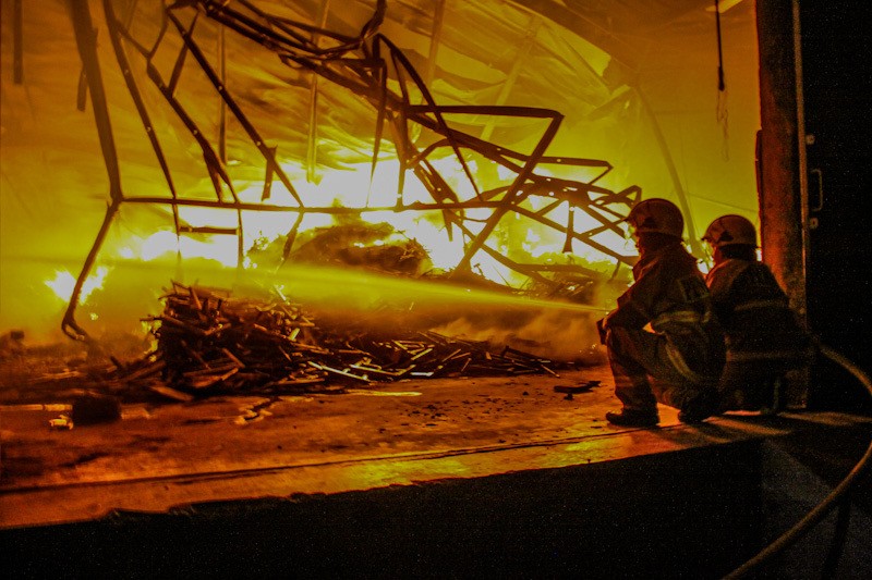 Damkar Berjibaku Padamkan Kebakaran Gudang Logistik di Jakbar - Bagian 1