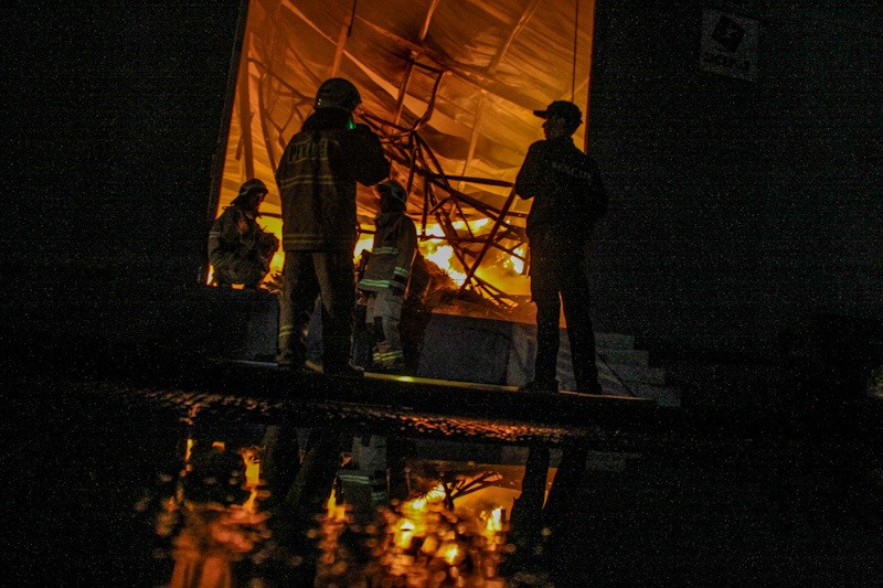 Damkar Berjibaku Padamkan Kebakaran Gudang Logistik di Jakbar - Bagian 7