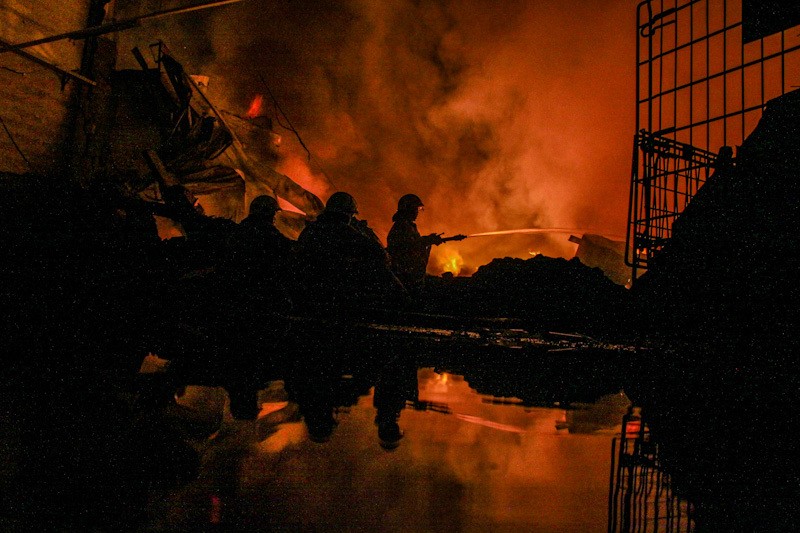 Damkar Berjibaku Padamkan Kebakaran Gudang Logistik di Jakbar - Bagian 4