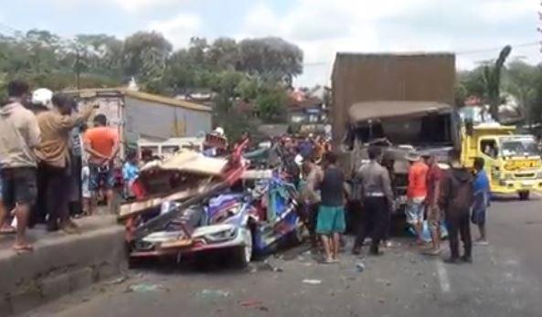 Kronologi 2 Mobil Odong-Odong Rombongan Takziah Ditabrak Truk Boks di Batang