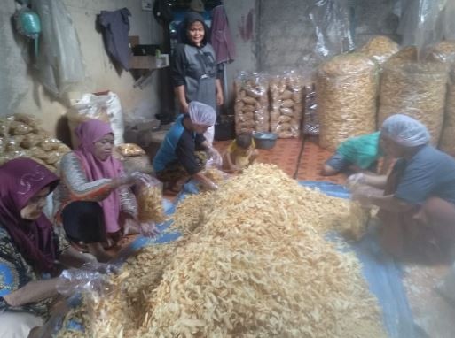 Jejak Encih, Dulu Karyawan Kini Naik Kelas Jadi Bos Keripik Singkong