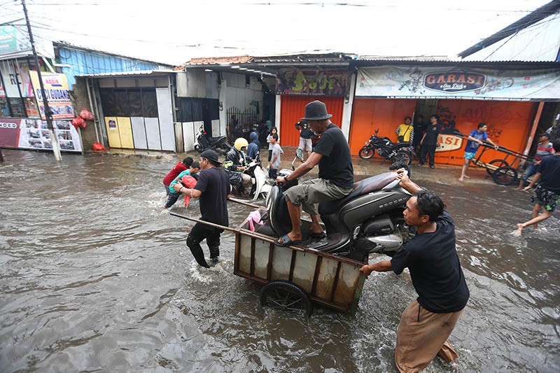 Banjir Jalan Joglo Jakarta Disebabkan Drainase Buruk  - Bagian 2