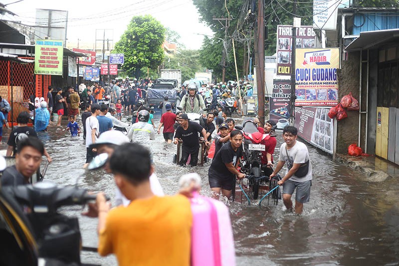 Banjir Jalan Joglo Jakarta Disebabkan Drainase Buruk  - Bagian 3