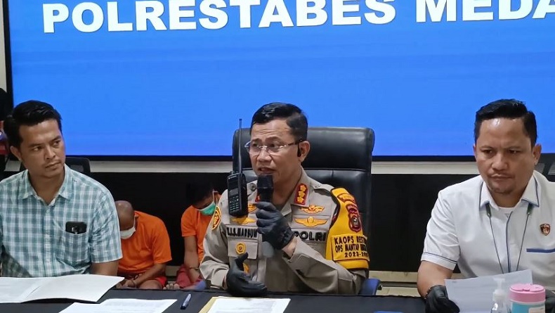 title Viral Video Pembunuh Mertua di Deliserdang Coba Bunuh Diri saat Ditangkap Polisi Viral Video Pembunuh Mertua di Deliserdang Coba Bunuh Diri saat Ditangkap Polisi