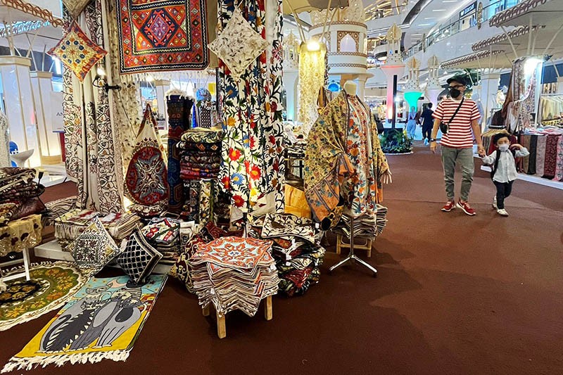 Ngabuburit di Mal dengan Nuansa Timur Tengah Berwarna Emas - Bagian 4