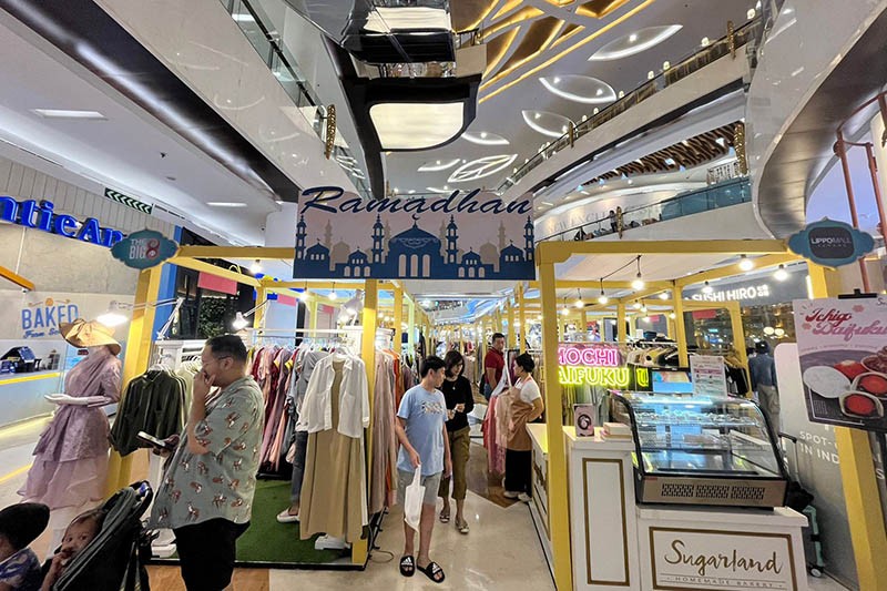 Ngabuburit di Mal dengan Nuansa Timur Tengah Berwarna Emas - Bagian 2