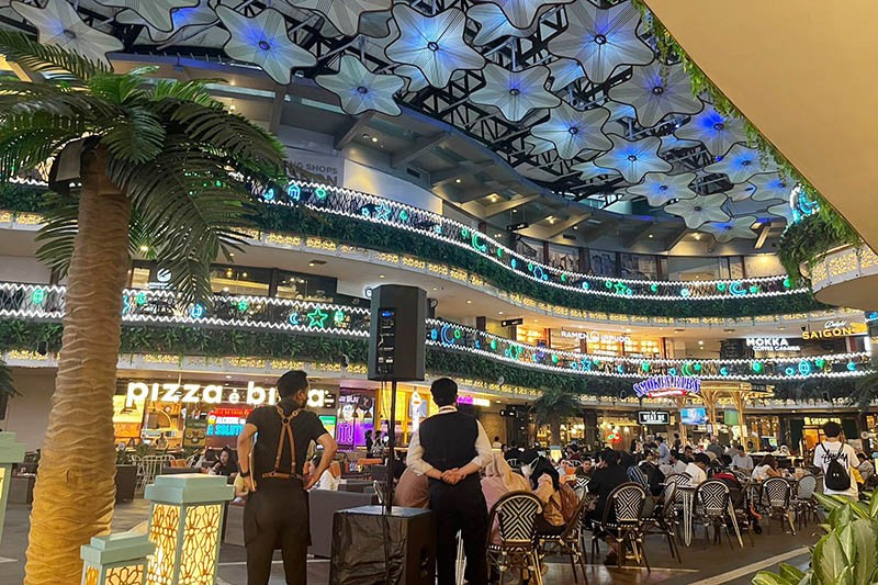Ngabuburit di Mal dengan Nuansa Timur Tengah Berwarna Emas - Bagian 5