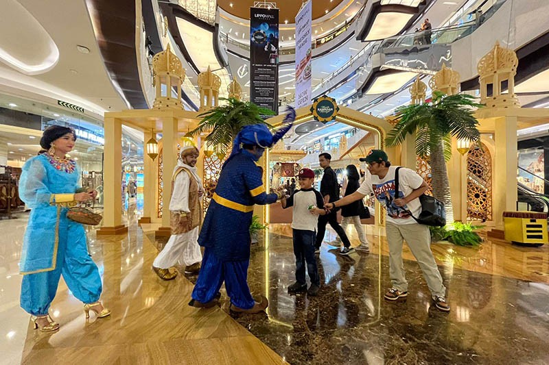 Ngabuburit di Mal dengan Nuansa Timur Tengah Berwarna Emas - Bagian 1