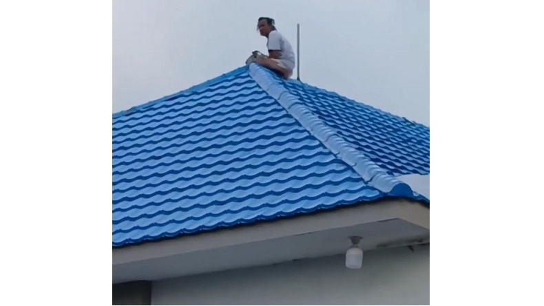 Viral Video Pria Paruh Baya Duduk Santai di Atap RS Leona Kupang