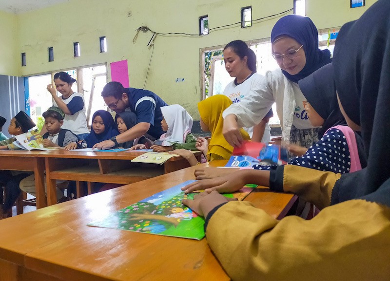 Berkarya Bercerita, Kontribusi Nyata Relawan ERHA dalam Meningkatkan Kualitas Pendidikan Anak Pemulung di Bantar Gebang - Bagian 2
