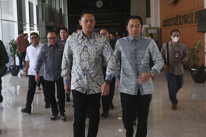 AHY Ditemani Ibas Datang ke Raker Pertama sebagai Menteri bersama DPR - Bagian 2