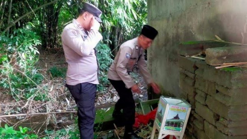 title Blitar Heboh Temuan 11 Kotak Amal di Pinggir Sungai, Diduga Dicuri lalu Dibuang Blitar Heboh Temuan 11 Kotak Amal di Pinggir Sungai, Diduga Dicuri lalu Dibuang