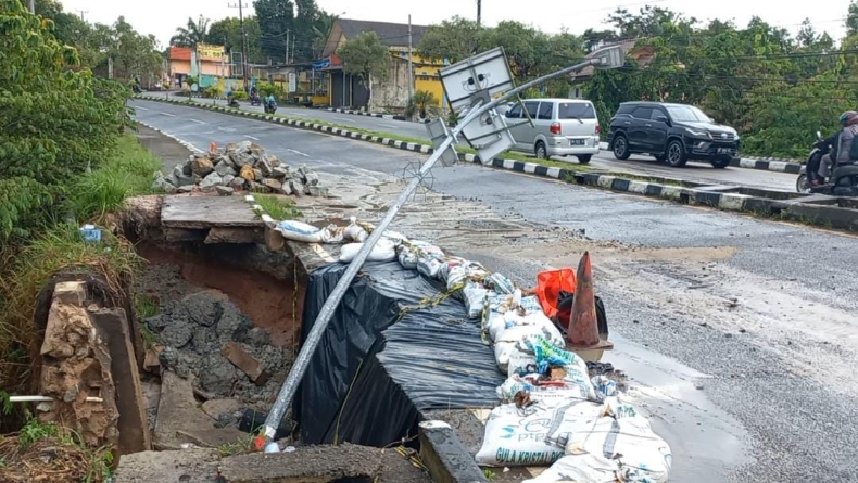 Jalan Nasional yang Ambles di Bangka Barat Semakin Parah, Akses Lalu Lintas Sempat Ditutup