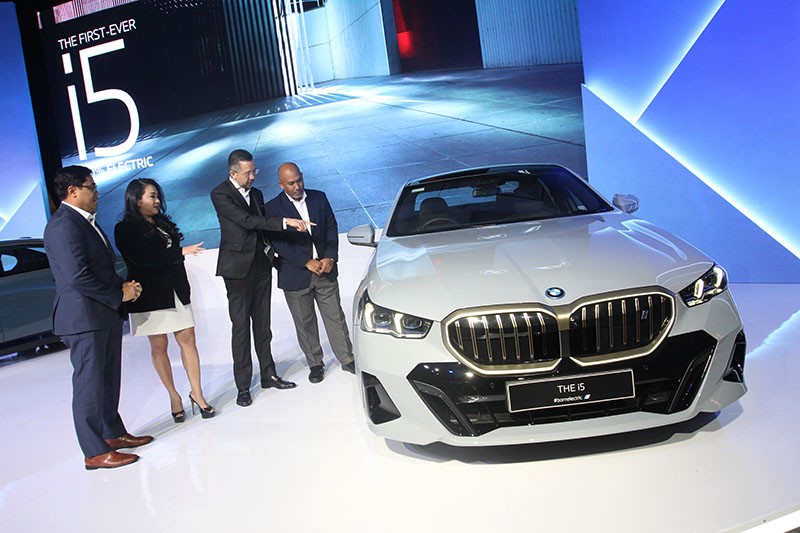Mobil Listrik BMW i5 Perpaduan antara Sporty dan Kenyamanan - Bagian 1