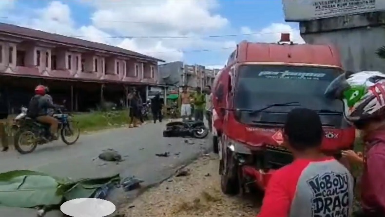 title Truk Tangki dan Motor Kecelakaan di Sintang, 2 Emak-Emak Tewas Truk Tangki dan Motor Kecelakaan di Sintang, 2 Emak-Emak Tewas