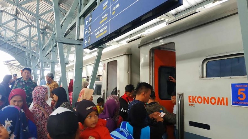 title Jelang Lebaran, 35.658 Tiket Kereta Api Habis Terjual di Stasiun Malang Kota Jelang Lebaran, 35.658 Tiket Kereta Api Habis Terjual di Stasiun Malang Kota