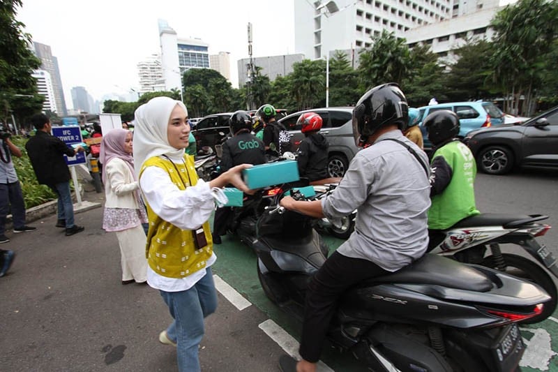 BSI Maslahat bersama Influencer Millenials Bagikan Paket Buka Puasa di Kawasan Sudirman - Bagian 4