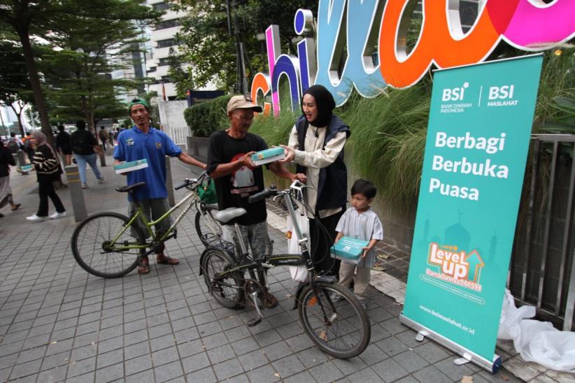 BSI Maslahat bersama Influencer Millenials Bagikan Paket Buka Puasa di Kawasan Sudirman - Bagian 1