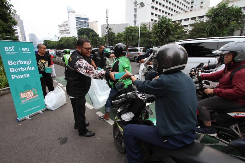 BSI Maslahat bersama Influencer Millenials Bagikan Paket Buka Puasa di Kawasan Sudirman - Bagian 3