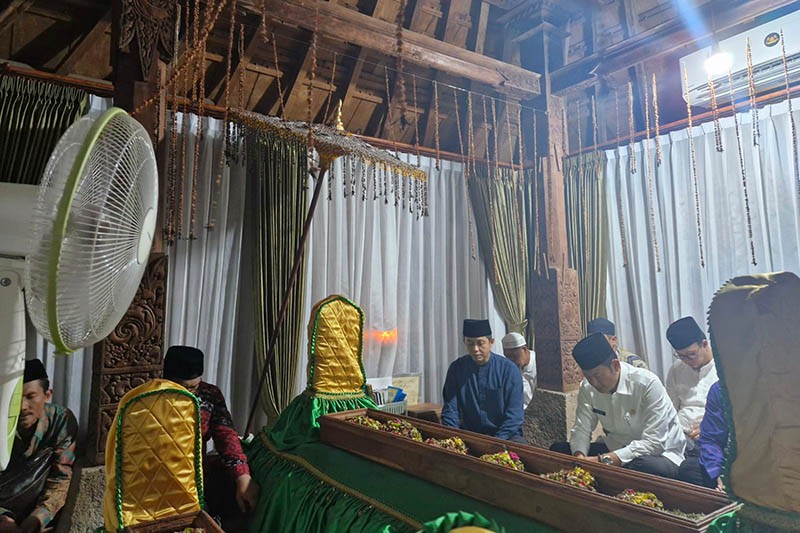 Wamen ATR/Waka BPN Serahkan Sertifikat Tanah Makam Sunan Bonang - Bagian 3