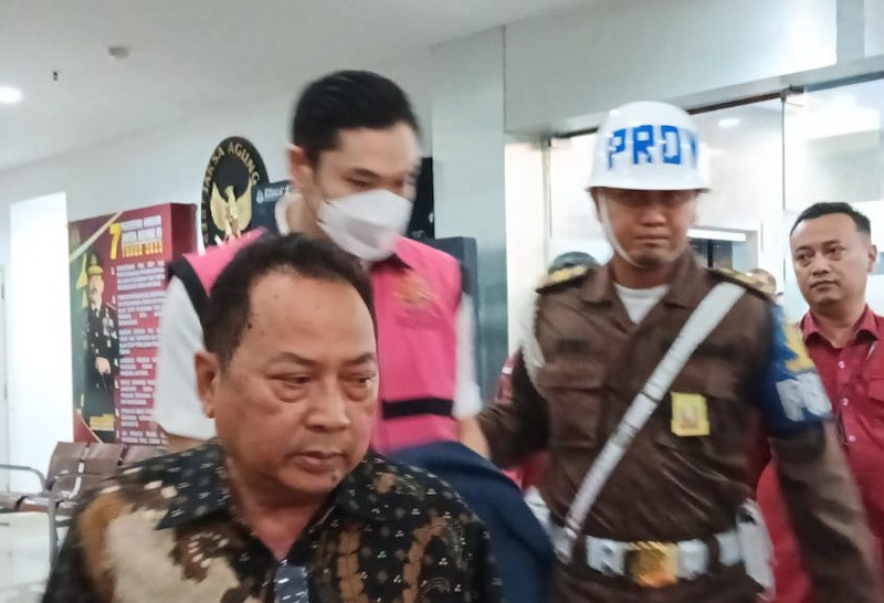 Tampang Harvey Moeis, Suami Sandra Dewi Pakai Baju Tahanan Kejagung - Bagian 3