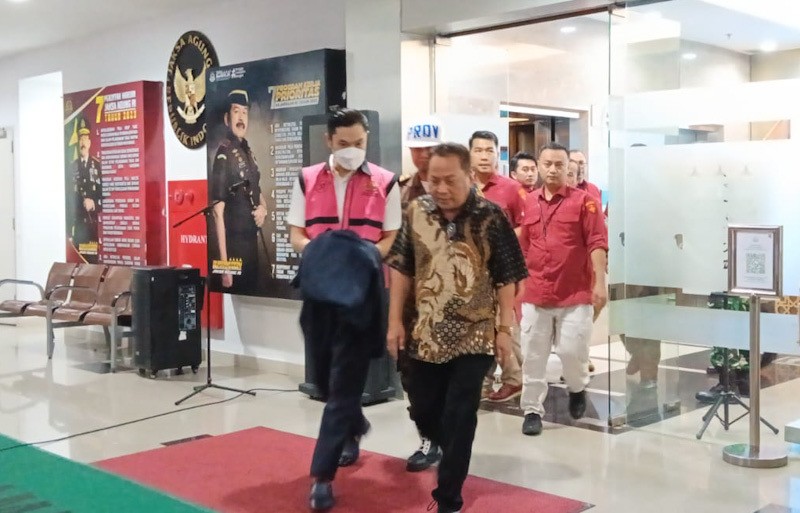 Tampang Harvey Moeis, Suami Sandra Dewi Pakai Baju Tahanan Kejagung - Bagian 2