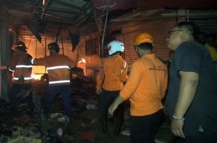 title Kebakaran di Subang, Ratusan Kios Pasar Cipunagara Ludes Dilalap Api saat Tarawih Kebakaran di Subang, Ratusan Kios Pasar Cipunagara Ludes Dilalap Api saat Tarawih