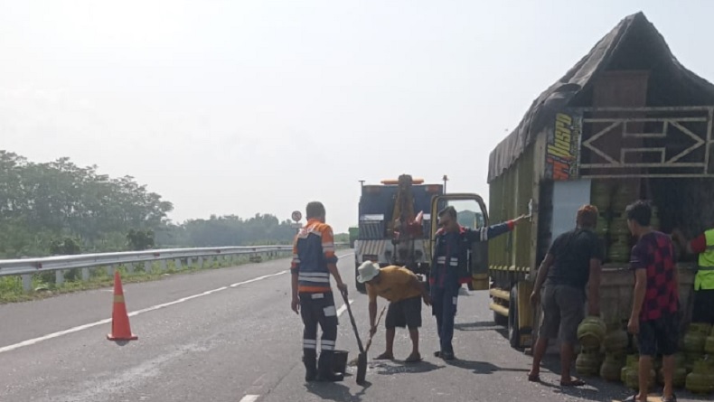 Truk Muatan Elpiji 3 Kg Kecelakaan di Tol Pekalongan