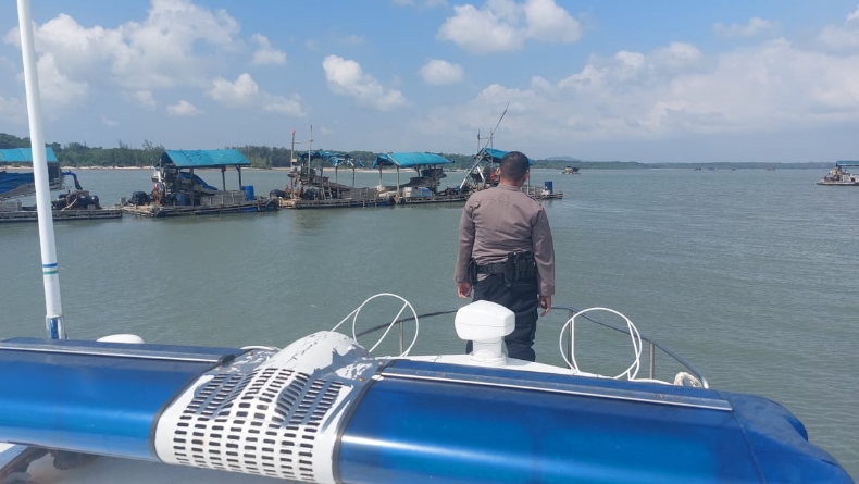 Polisi Hentikan Aktivitas Tambang Timah Ilegal di Perairan Pait Jaya Mentok