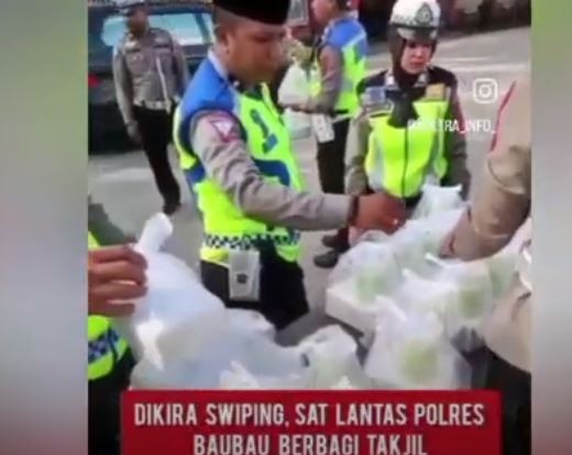 Viral Aksi Polisi di Baubau Bagikan Takjil Dikira Razia, Ini Kata Kasat Lantas