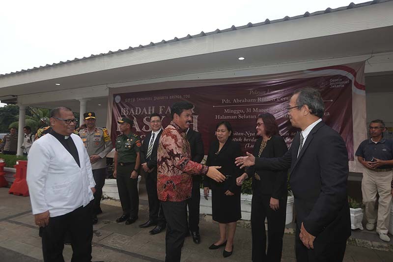Menko Polhukam Hadi Tjahjanto Kunjungi Gereja Immanuel - Bagian 3
