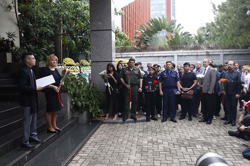 Aksi Simpati Tabur Bunga untuk Korban Serangan Teroris di Rusia - Bagian 4