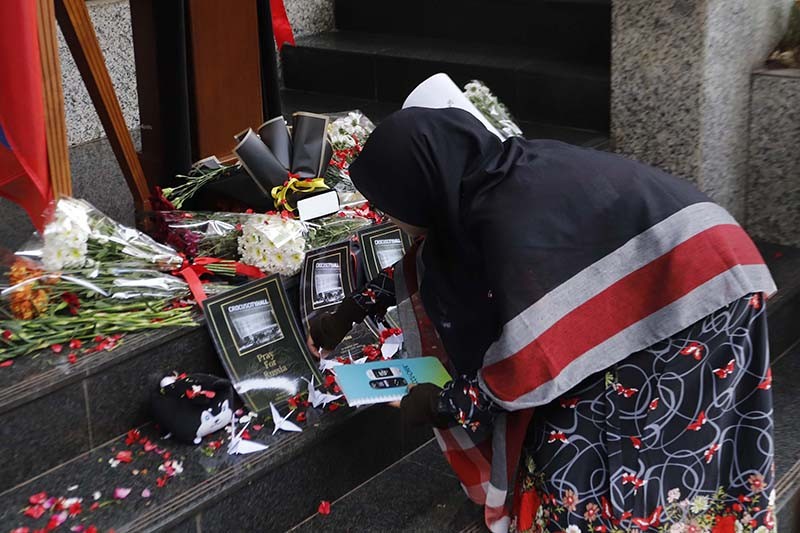 Aksi Simpati Tabur Bunga untuk Korban Serangan Teroris di Rusia - Bagian 2