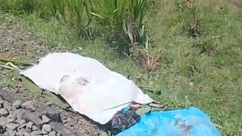 Pemotor Tewas Mengenaskan Tertabrak Kereta di Jember, Warga Tutupi Jasadnya dengan Terpal