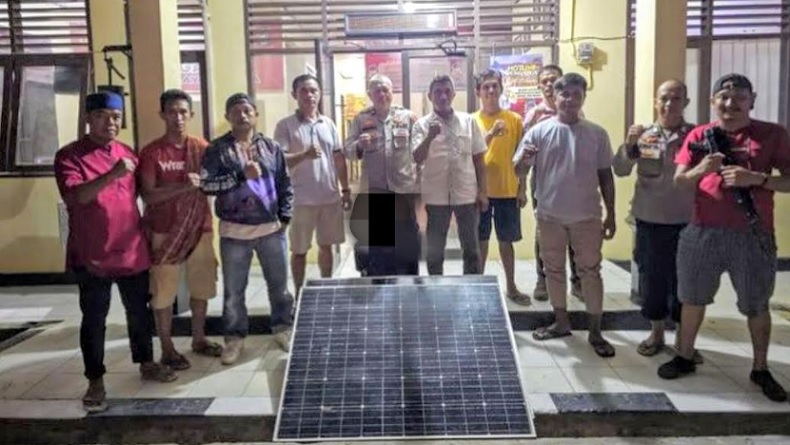 title Curi 15 Modul PLTS di Kolaka lalu Jual di Medsos, 2 Pelaku Ditangkap 1 Buron Curi 15 Modul PLTS di Kolaka lalu Jual di Medsos, 2 Pelaku Ditangkap 1 Buron