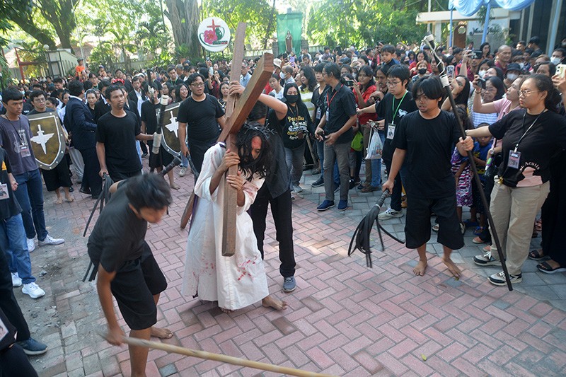 Prosesi Jalan Salib di Gereja St Theresia Bongsari Semarang - Bagian 3