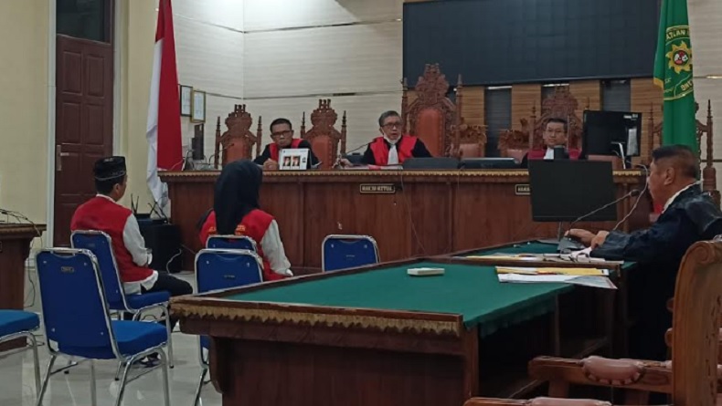 title Kasus Gembong Narkoba Fredy Pratama, Selebgram Adelia Putri Dituntut 7 Tahun Penjara Kasus Gembong Narkoba Fredy Pratama, Selebgram Adelia Putri Dituntut 7 Tahun Penjara