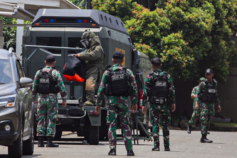 Jihandak TNI AD Sisir Perumahan Kota Wisata yang Terdampak Ledakan Gudang Peluru - Bagian 3