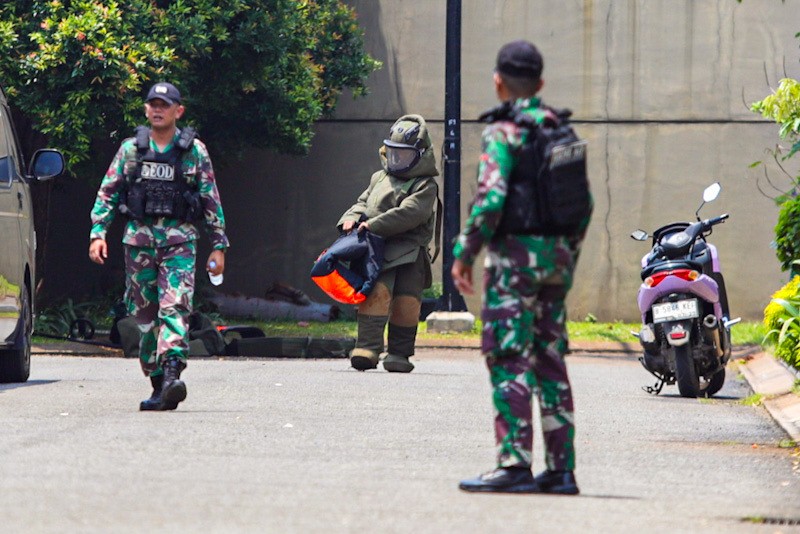 Jihandak TNI AD Sisir Perumahan Kota Wisata yang Terdampak Ledakan Gudang Peluru - Bagian 2