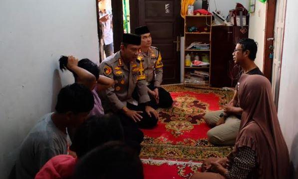 title Pilu, 3 Anak Driver Ojol yang Tewas Ditabrak Mobil SUV di Bandung Jadi Yatim Piatu Pilu, 3 Anak Driver Ojol yang Tewas Ditabrak Mobil SUV di Bandung Jadi Yatim Piatu
