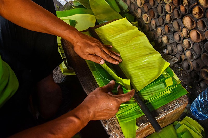 Intip Pembuatan Lemang Bambu Khas Minangkabau - Bagian 4