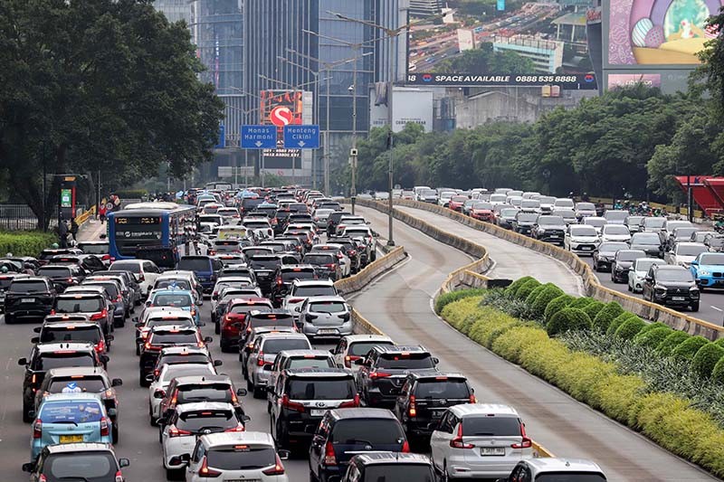 Jalan Jenderal Sudirman Jakarta Macet Parah Jelang Waktu Buka Puasa - Bagian 3
