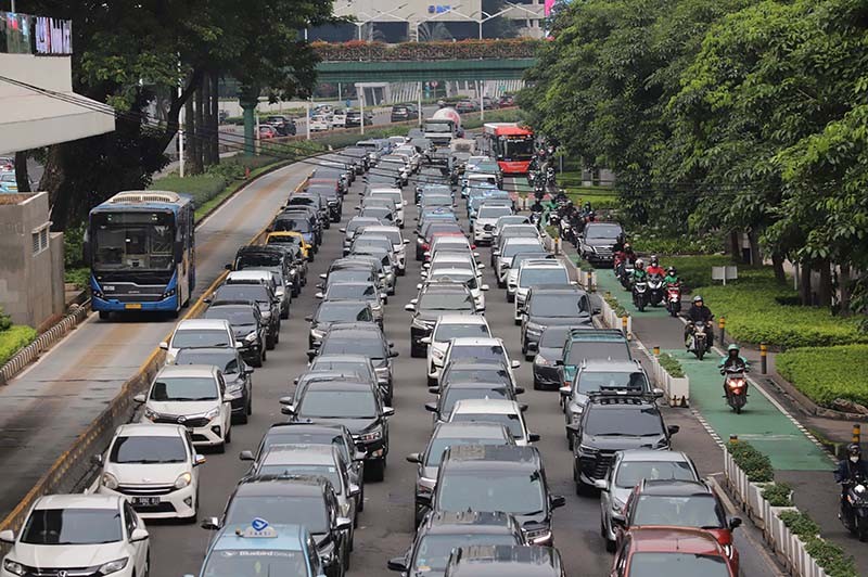 Jalan Jenderal Sudirman Jakarta Macet Parah Jelang Waktu Buka Puasa - Bagian 1