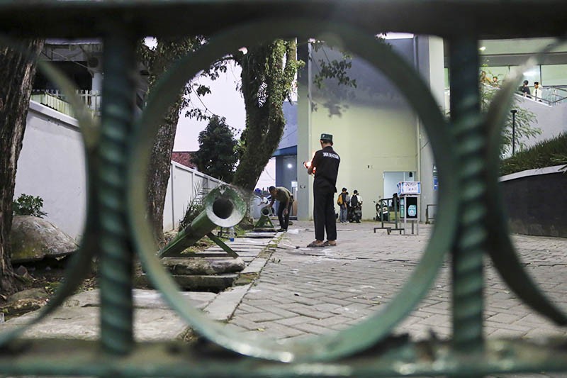 Dentuman Suara Meriam Jaguar Penanda Buka Puasa di Masjid Agung Al-Araf Rangkasbitung - Bagian 3