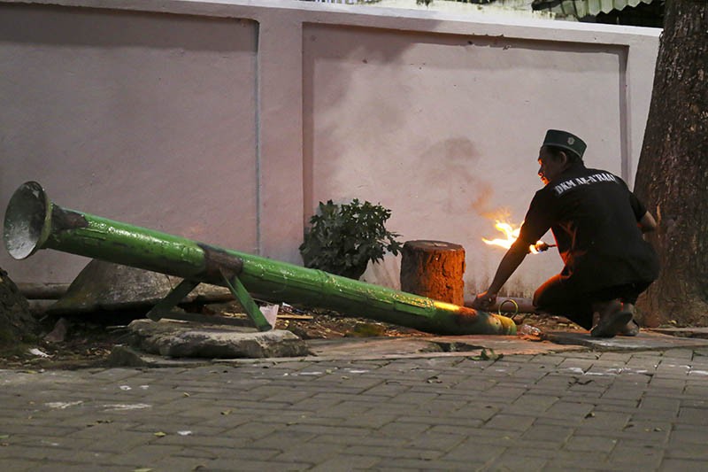 Dentuman Suara Meriam Jaguar Penanda Buka Puasa di Masjid Agung Al-Araf Rangkasbitung - Bagian 1