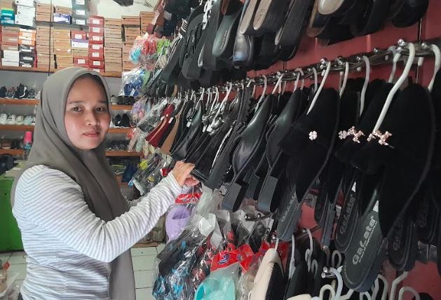 Penjual Sandal di Kaki Gunung Salak Bogor Ini Bangun dari Keterpurukan Berkat KUR BRI